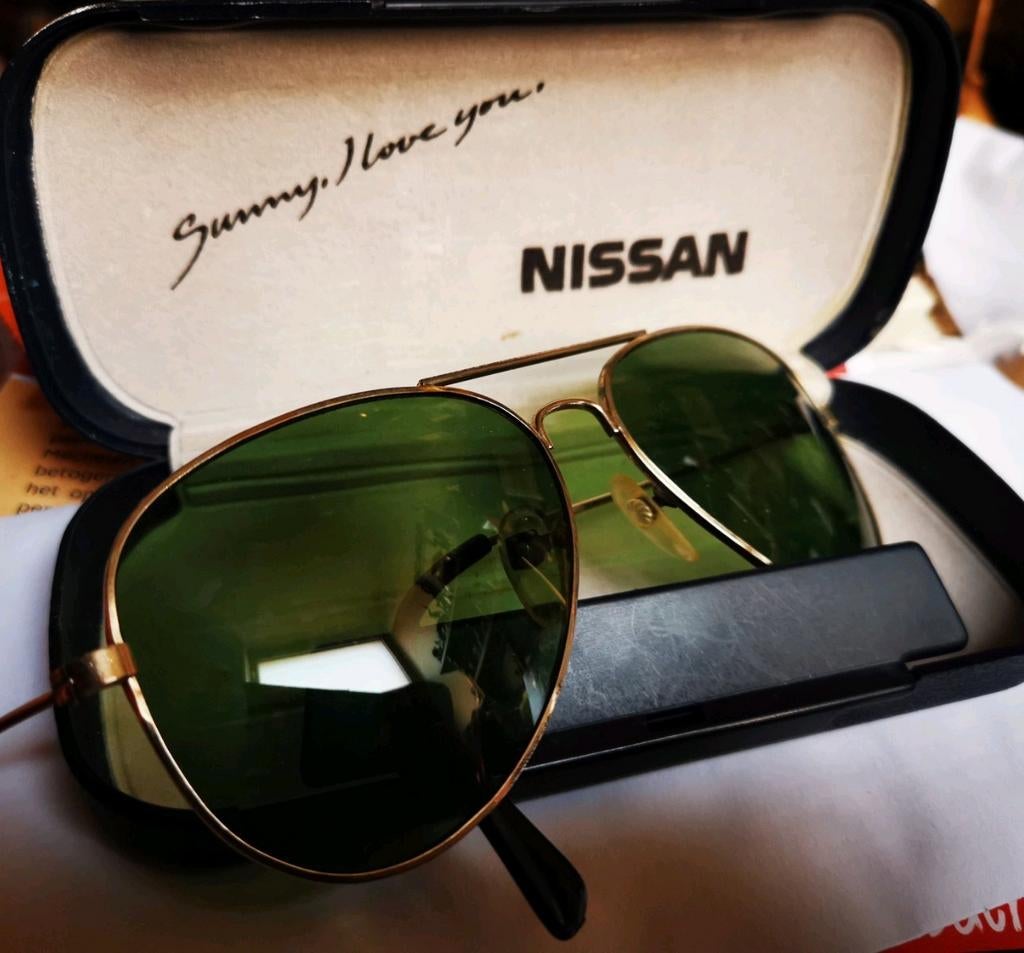 Nissan jet zonnebril in étui 80's sunny I love you promo, Ophalen of Verzenden