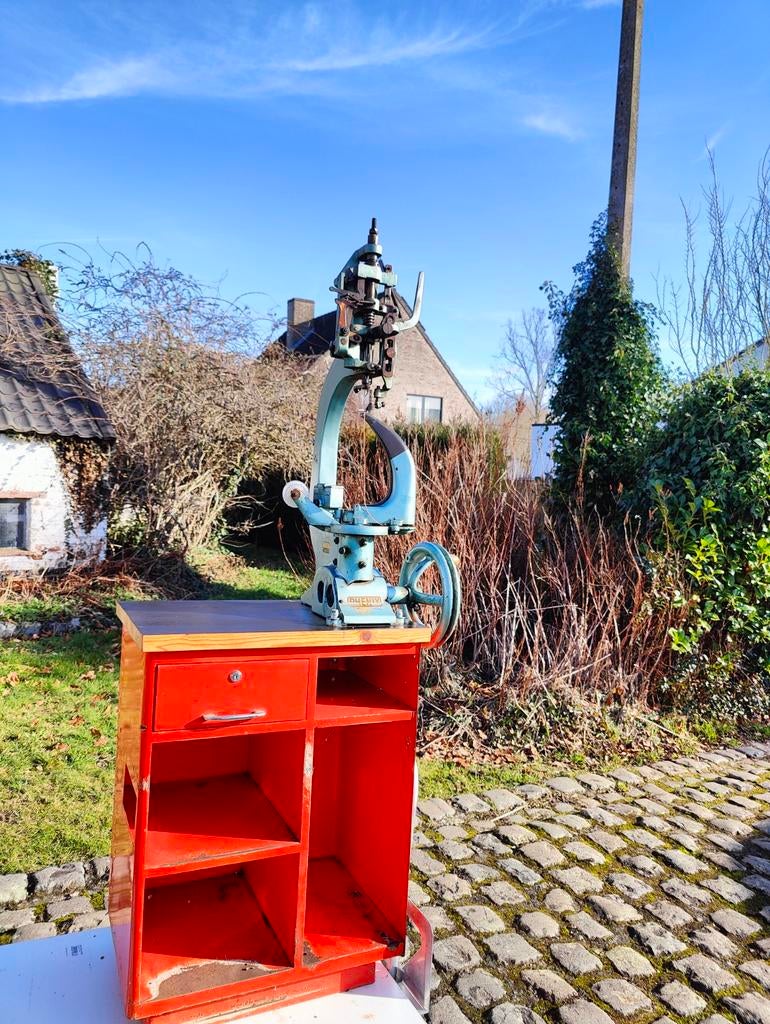 Doornaaimachine schoenmakerij doornaaier phenix, Ophalen