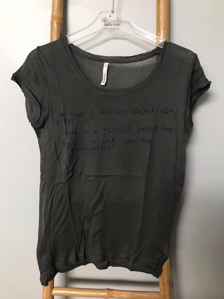 Bellerose donkergrijs t-shirt met blauwe opschriften, Kleding | Dames, Bellerose, Gedragen, Grijs, Korte mouw