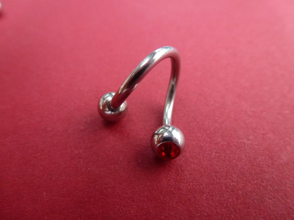 piercing met 2 bolletjes 1 met rood kristal, Handtassen en Accessoires, Piercings, Ophalen of Verzenden, Zo goed als nieuw, Overige materialen