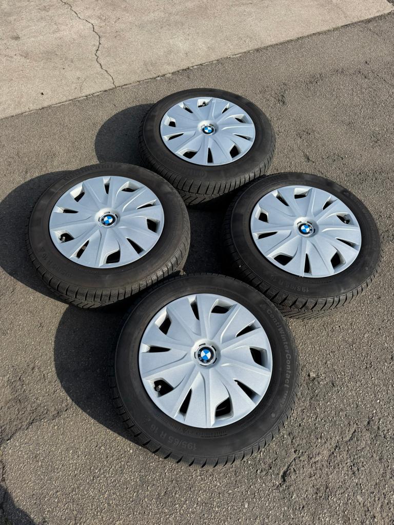 BMW jantes avec enjoliveurs et pneus 195 65 16 92H tpms, Pneus et Jantes, Pneus hiver, 16 pouces, Enlèvement