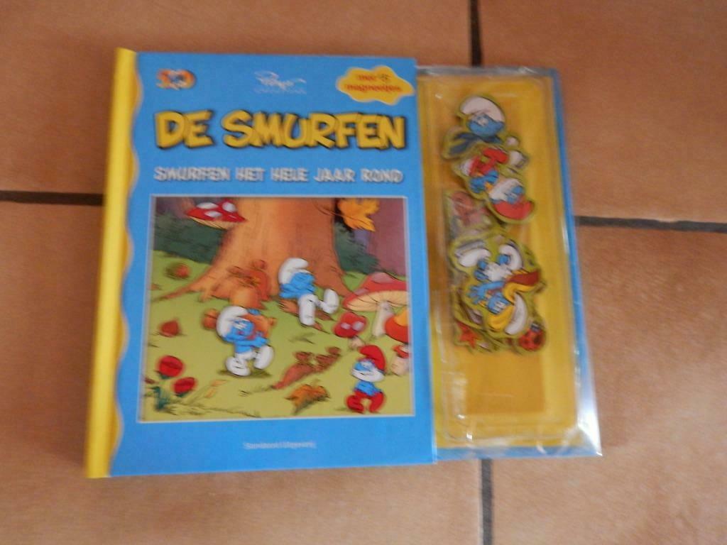 boek de smurfen met 15 magneetjes, Verzamelen, Ophalen of Verzenden, Zo goed als nieuw, Verschillende Smurfen, Stripboek