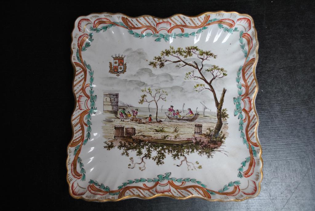 Plat carré faience de Langeais XIXè Lille 1767 riche décor, Enlèvement ou Envoi