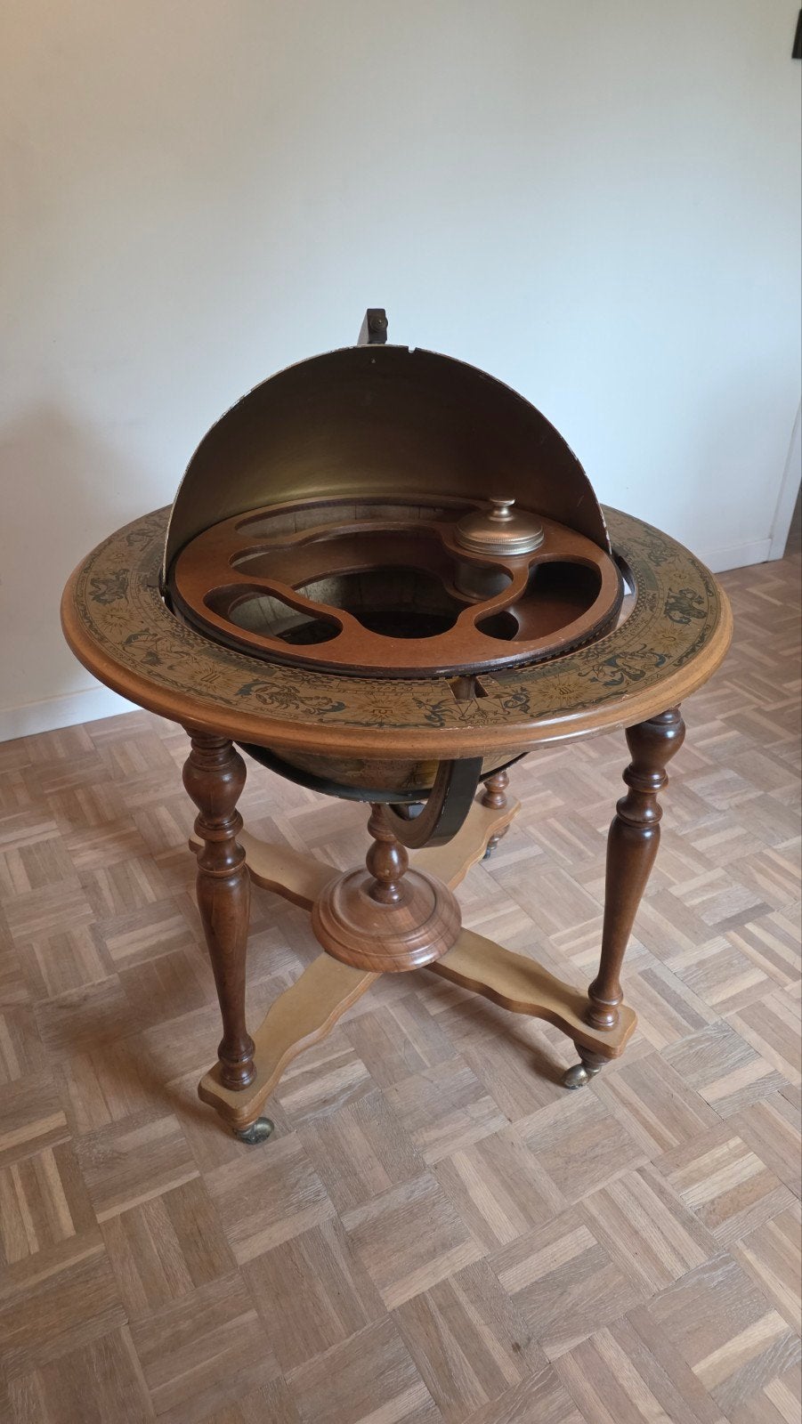 Vintage wereldbol drankkast / globe bar op wieltjes – miniba, Antiquités & Art, Antiquités | Meubles | Tables, Enlèvement