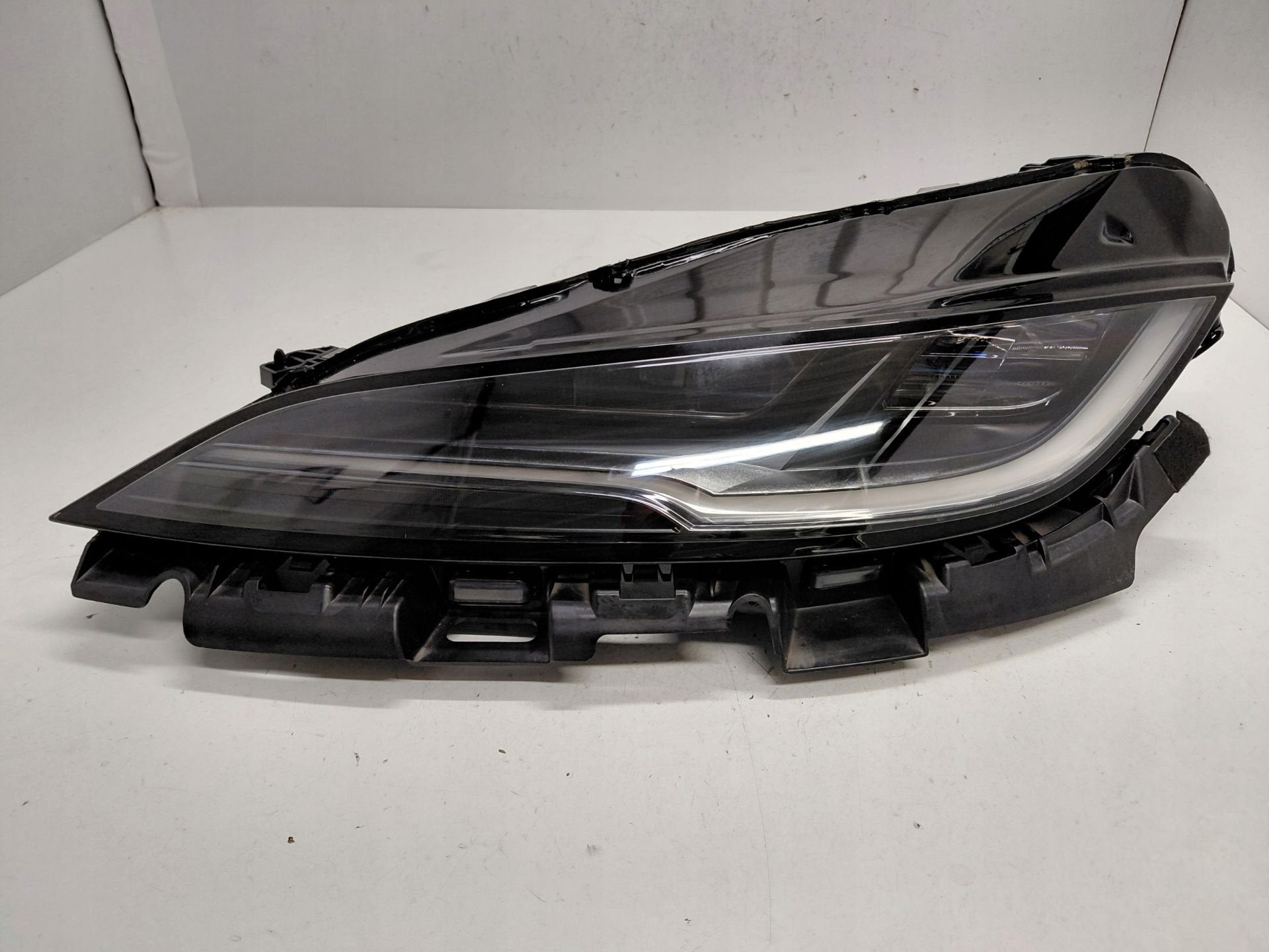 Tesla Model 3 Koplamp Links 1760888-00-E, Tesla, Inc., Gebruikt, Info@tesla.com, Tesla Road 1
78725  Austin