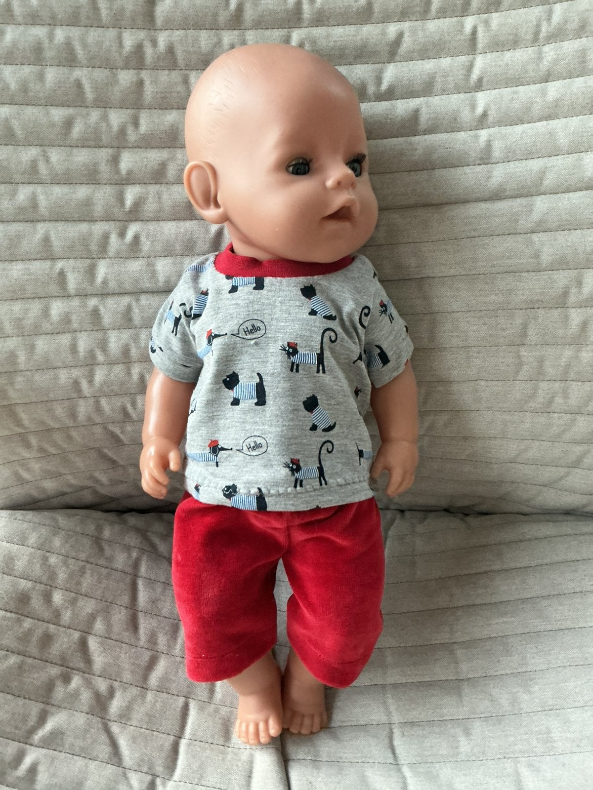 197. Babyborn: Nieuwe T-shirt met hondjes + rood broekje, Kinderen en Baby's, Ophalen of Verzenden, Nieuw, Babypop