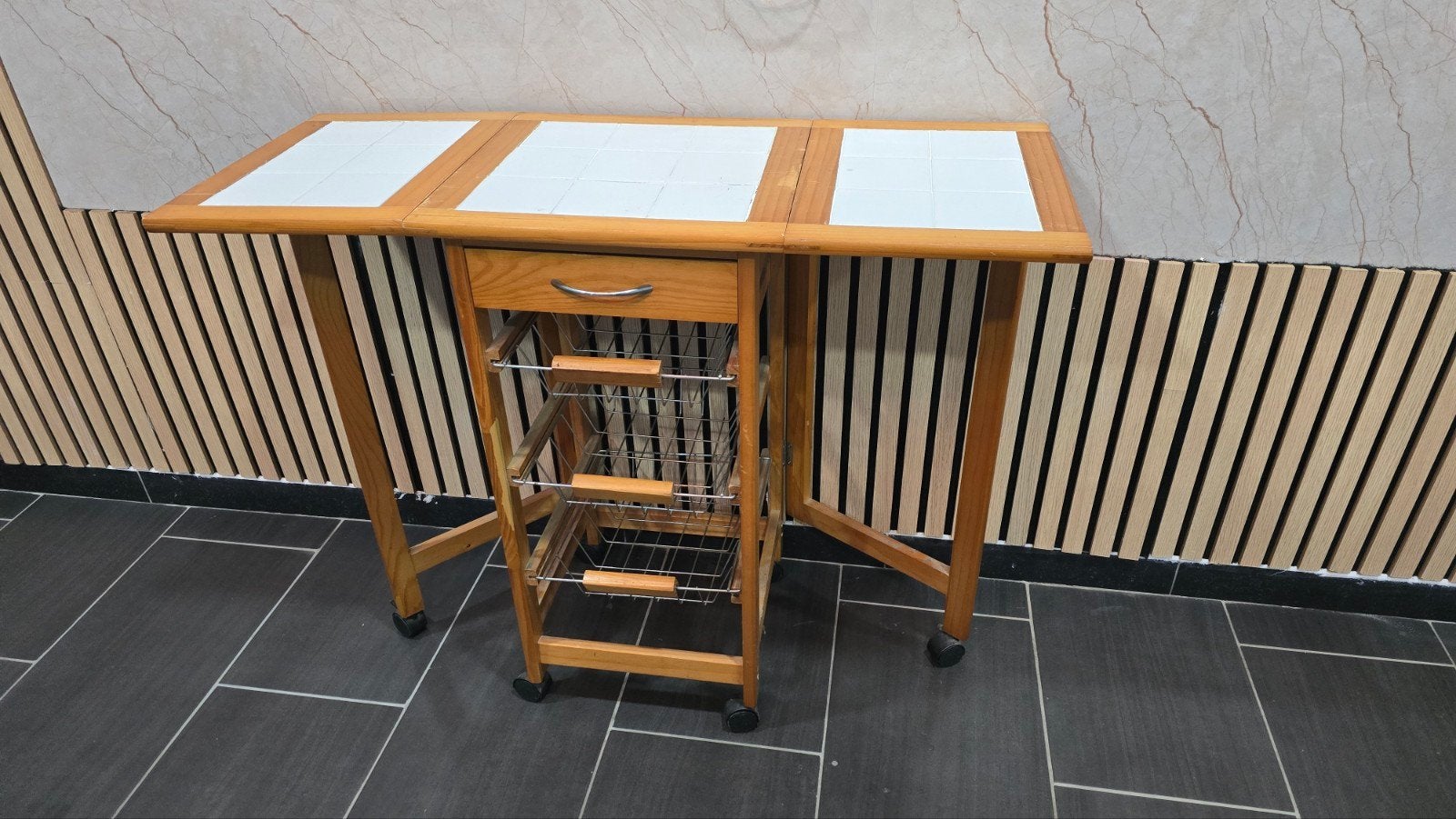kleine woestijntafel van hout en tegels, opvouwbaar op rol, Ophalen of Verzenden