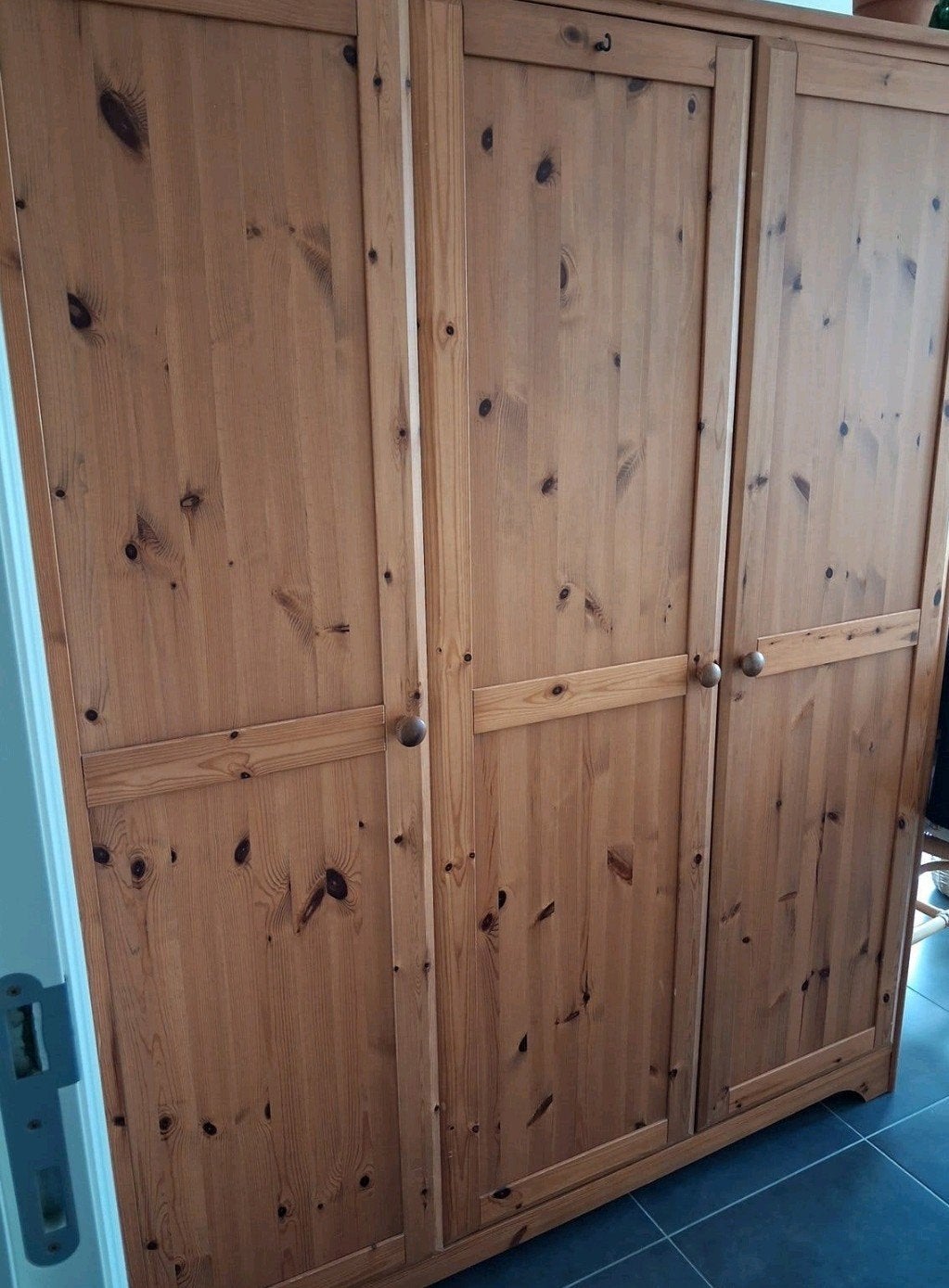 Houten kledingkast met 3 deuren – grenen, Ophalen, Met deur(en), Gebruikt, 100 tot 150 cm