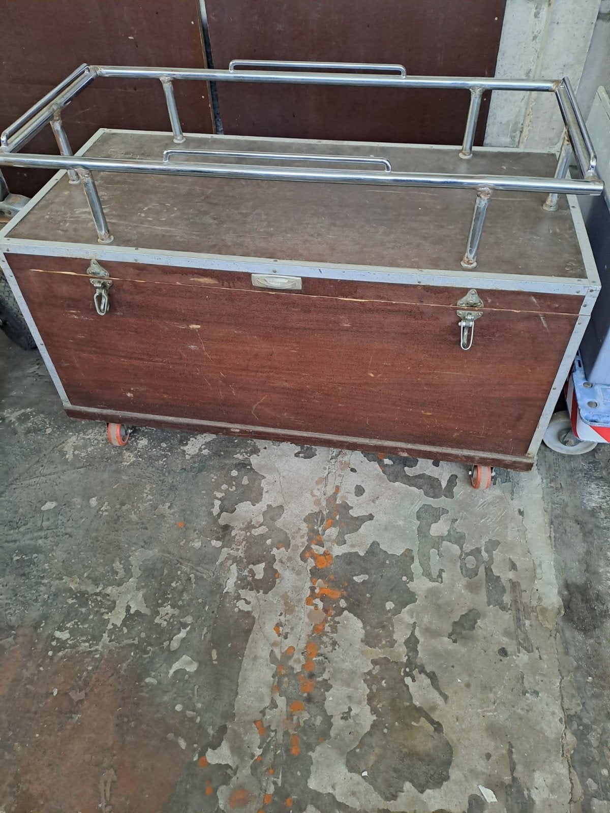 houten opbergbak op wieltjes, Huis en Inrichting, Woonaccessoires | Kisten, Ophalen