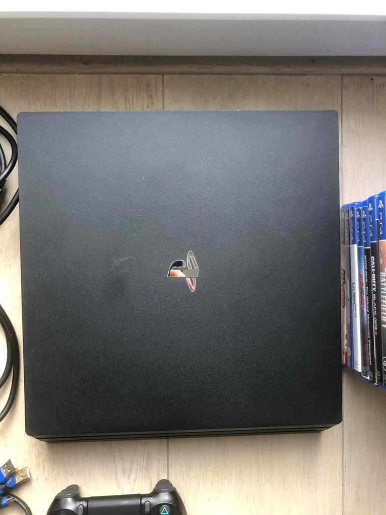 PlayStation 4 Pro 1 To et 9 jeux., Enlèvement, Comme neuf
