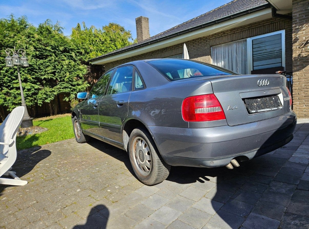 Audi A4 1.9 tdi automaat bouwjaar 2000 met 165000 km, Auto's, Stof, 4 cilinders, A4, Particulier