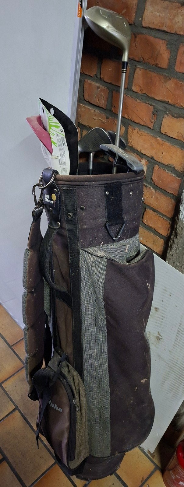 Oude golftas en golfstokken, Ophalen