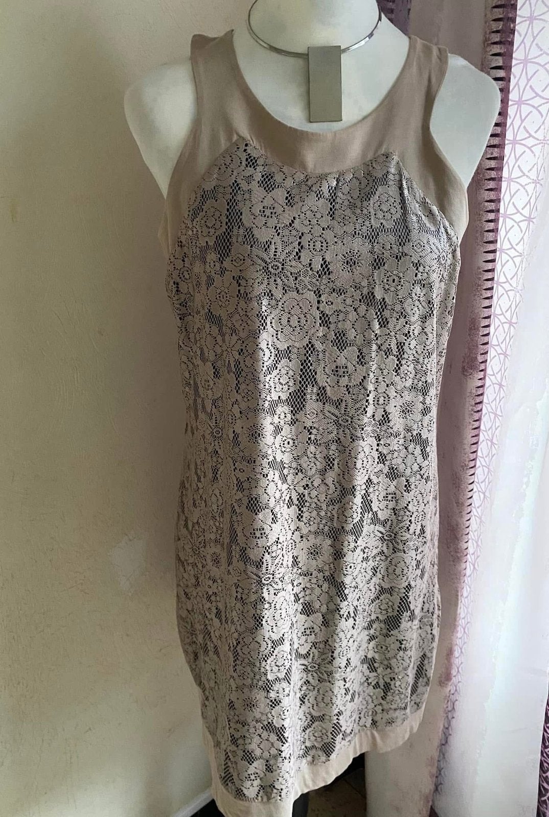 Robe Courte Chic en Dentelle – MOTIVI  •  Taille : S / M, Enlèvement ou Envoi, Comme neuf, Beige