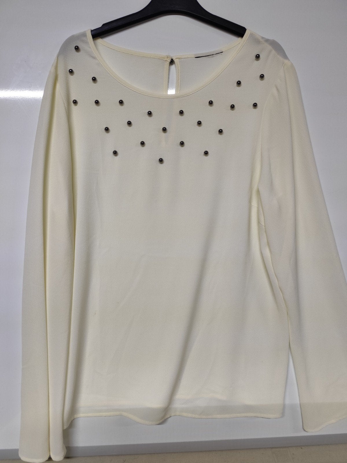 Beige bloes met versiering. Losvallende mouw. Split sluiting, Kleding | Dames, Blouses en Tunieken, Ophalen, Beige