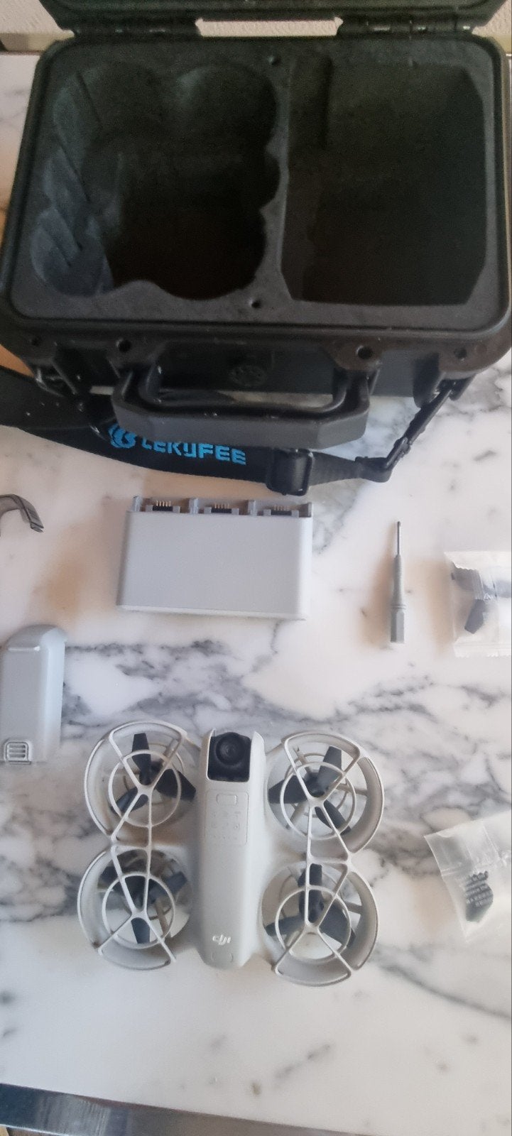 dji neo 1 met doos uit plastic, Drone avec caméra, Moins de 250 g, 1 à 5 km, Comme neuf