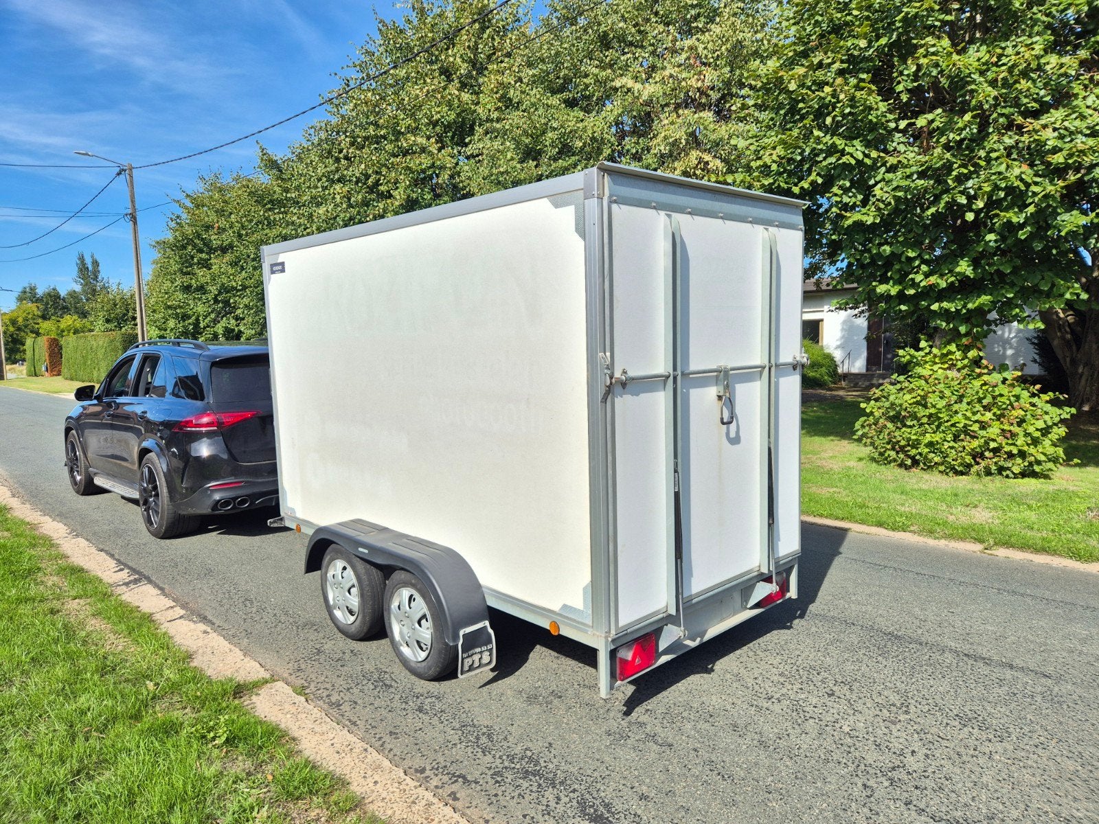 Camion fermé à deux essieux avec porte rabattable 750 kg, Enlèvement