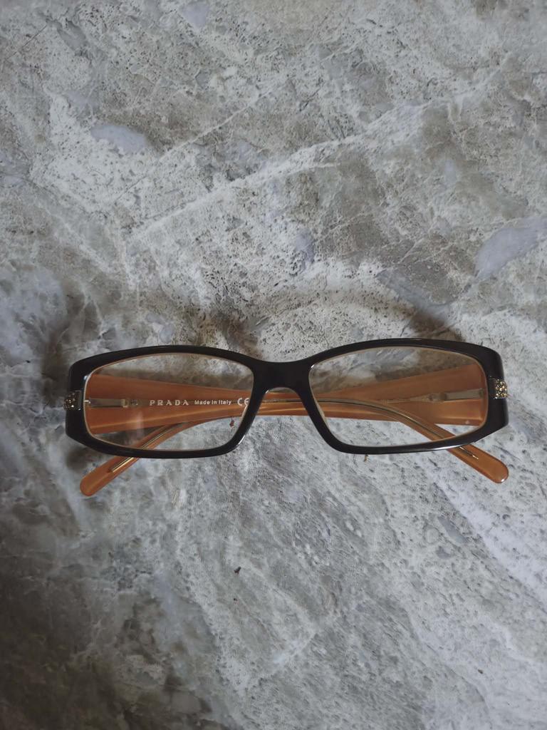 lunettes Prada VPR 12H 2BX1O1 noir et orange claire, Handtassen en Accessoires, Zonnebrillen en Brillen | Heren, Zo goed als nieuw