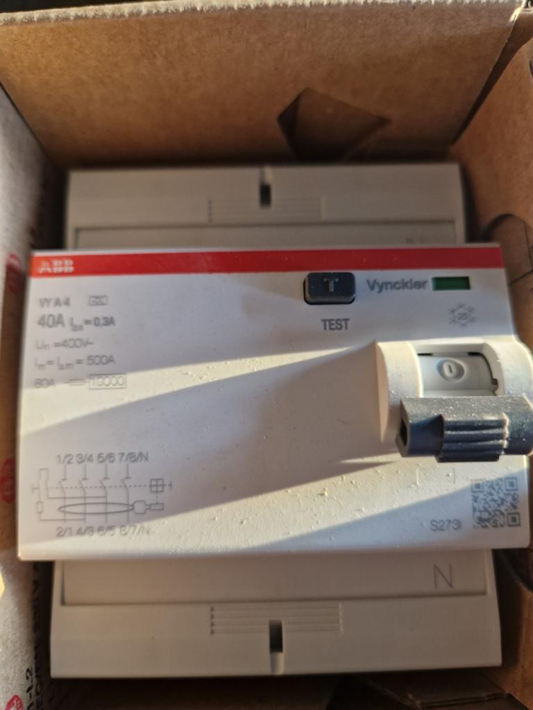 Abb Differentieelschakelaars NIEUWE 40A 300mA 4p, Bricolage & Construction, Enlèvement