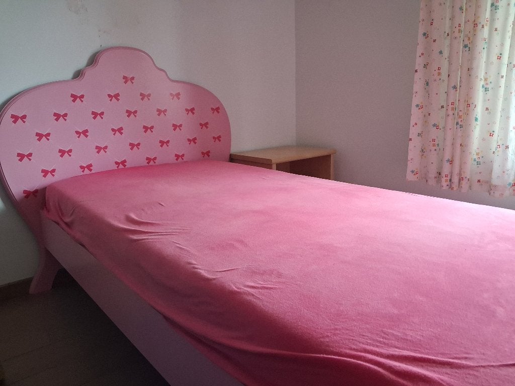 Roze één persoons bed, Huis en Inrichting, Slaapkamer | Bedden, Ophalen, 90 cm, Eenpersoons, Zo goed als nieuw