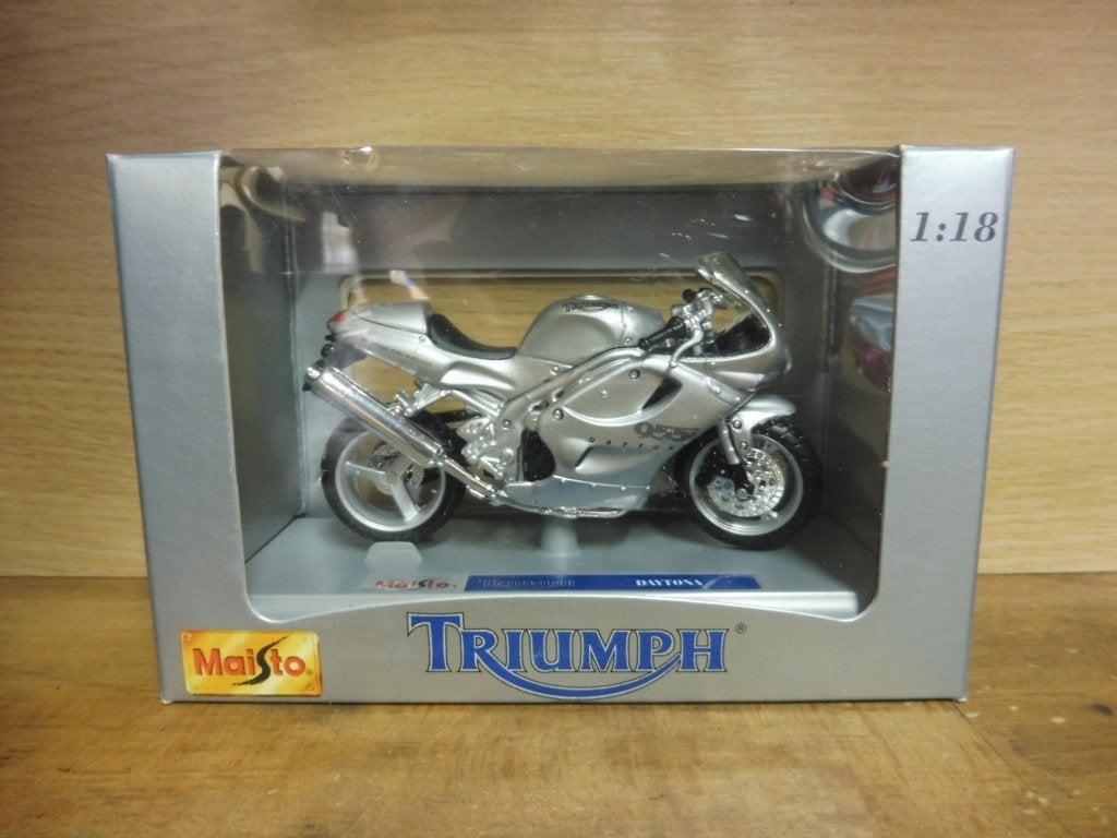 1:18 Maisto moto Triumph 955i Daytona silver, Enlèvement ou Envoi, Comme neuf, Moteur, Maisto