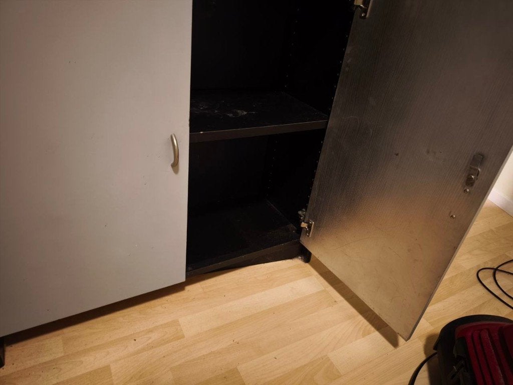 Opbergkast / boekenkast met 2 deuren – Zwart en grijs, Huis en Inrichting, Ophalen, 50 tot 100 cm, 150 tot 200 cm, 25 tot 50 cm