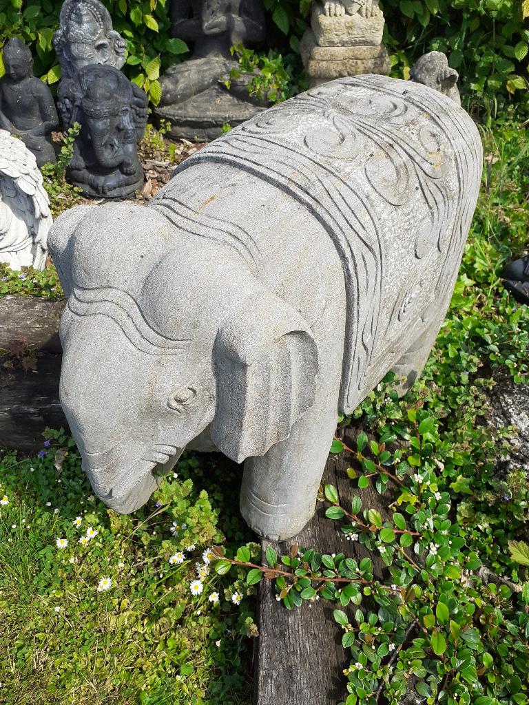 SUPERBE ELEPHANT EN PIERRE BLEUE, Jardin & Terrasse, Statues de jardin, Utilisé, Animal, Pierre, Enlèvement