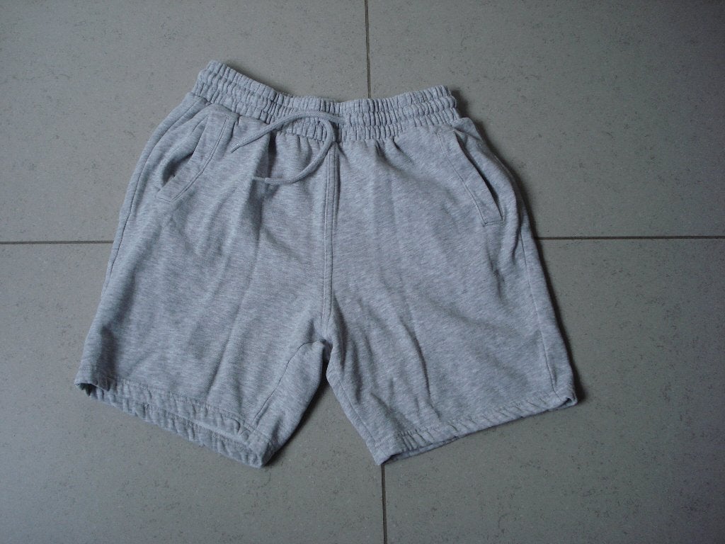 H&M grijze short, heren/jongens. mt S, Kleding | Heren, Broeken en Pantalons, Ophalen of Verzenden, Gedragen, Maat 46 (S) of kleiner