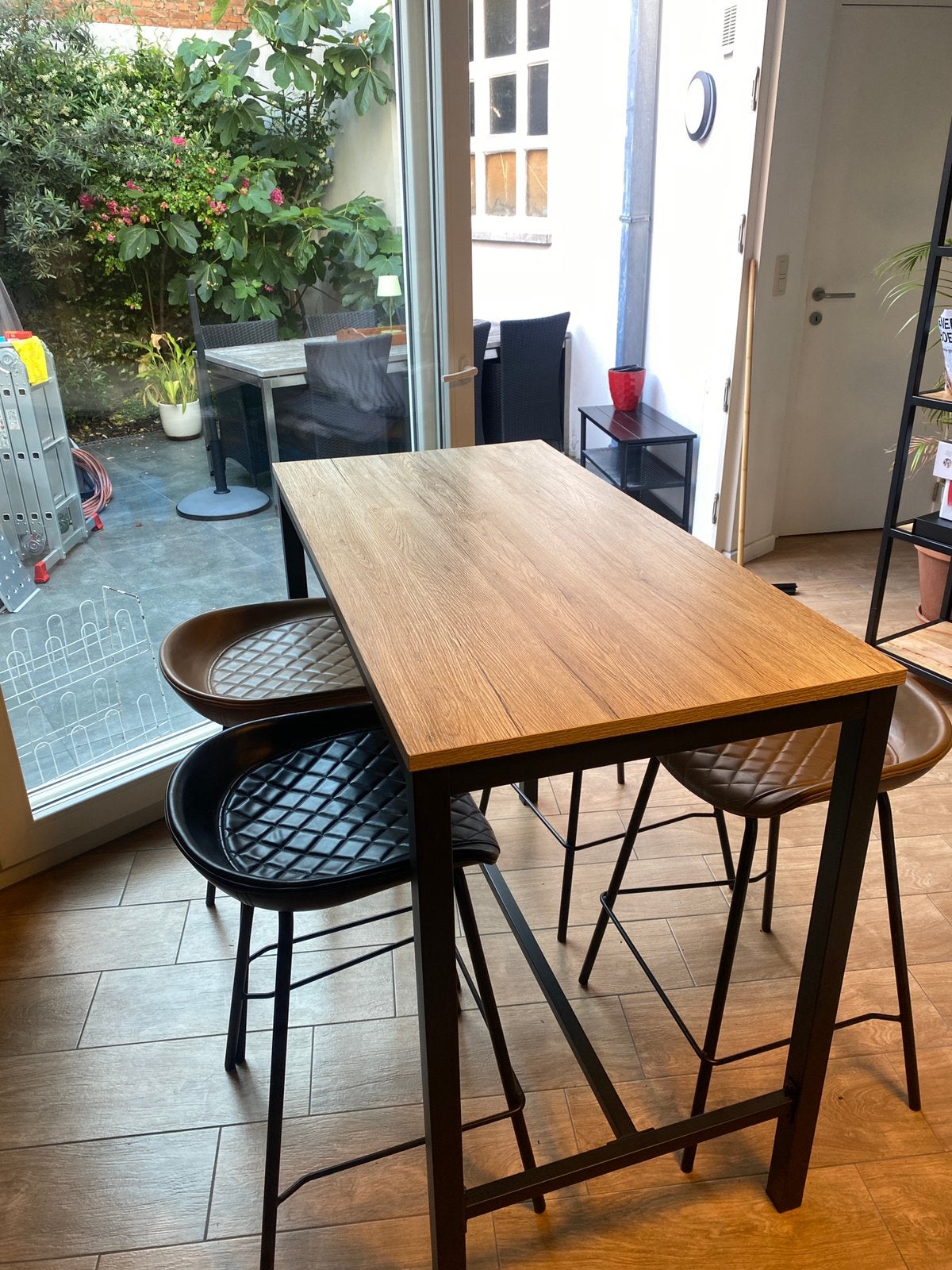 Hoge keukentafel met 4 bijpassende krukjes, Ophalen, Zo goed als nieuw