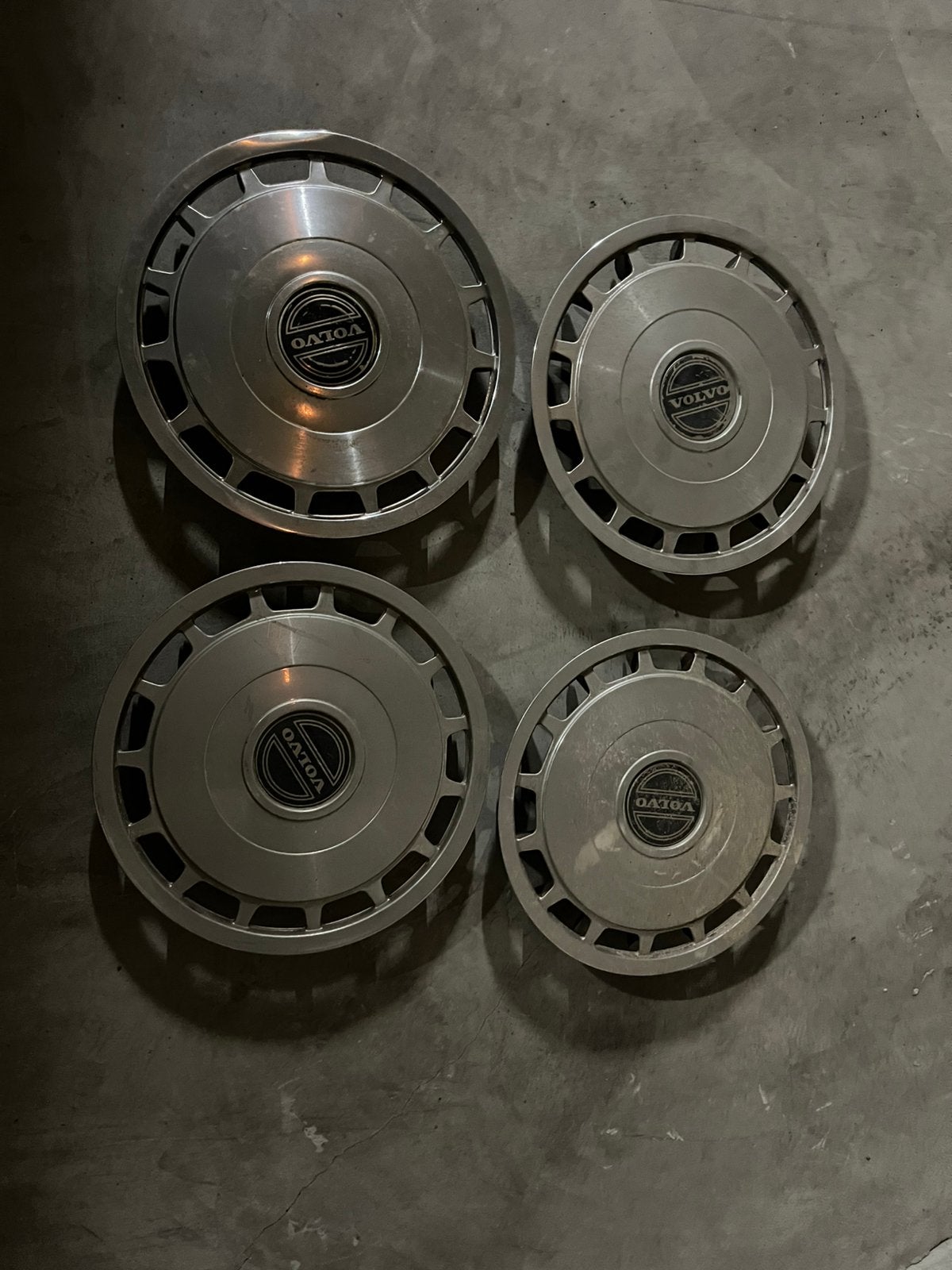 Volvo 15" chromen wieldoppen, Ophalen of Verzenden, Zo goed als nieuw