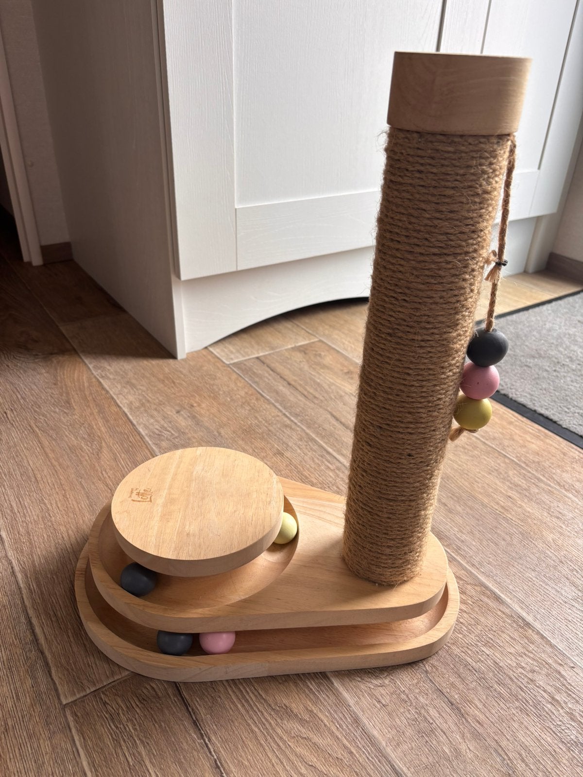 Designed by Lotte krabpaal en speeltje, Ophalen, Zo goed als nieuw, Krabpaal