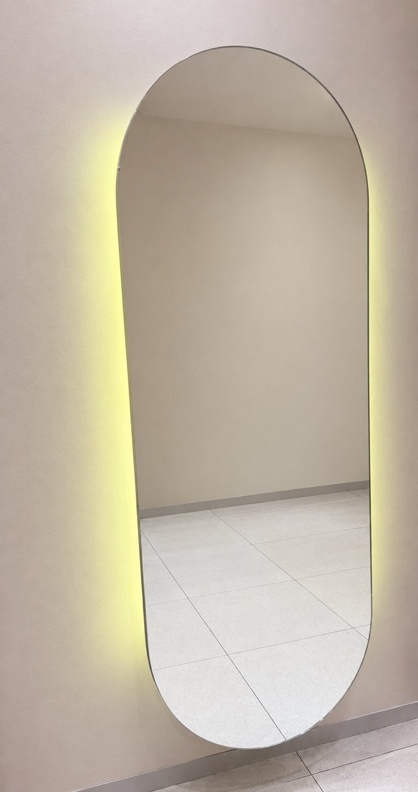 Ovale spiegel met LED-verlichting – 200cm x 70 cm, Huis en Inrichting, Ophalen, Zo goed als nieuw