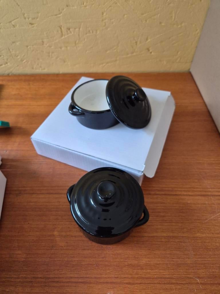 2 vuurvaste zwarte potjes, nooit gebruikt., Huis en Inrichting, Keuken | Potten en Pannen, Ophalen of Verzenden