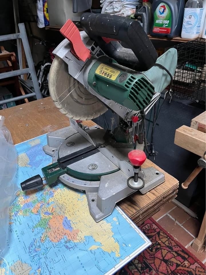 scie stationnaire pcm 8 bosch avec serre joint et laser 90 €, Bricolage & Construction, Outillage | Scies mécaniques, Comme neuf
