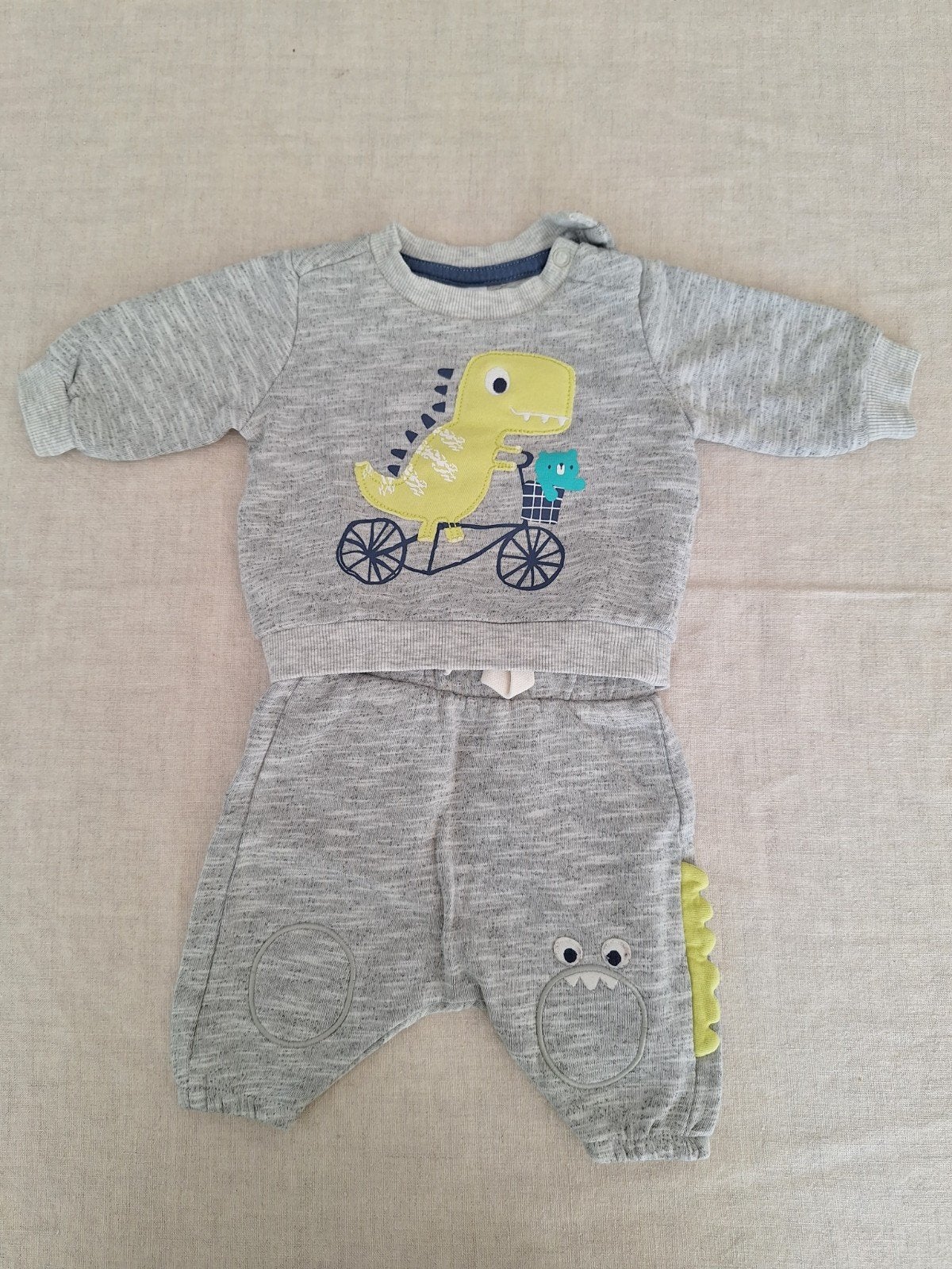 Jogging set dino 56 1m, Enfants & Bébés, Vêtements de bébé | Taille 56, Garçon, Ensemble, Enlèvement, Utilisé