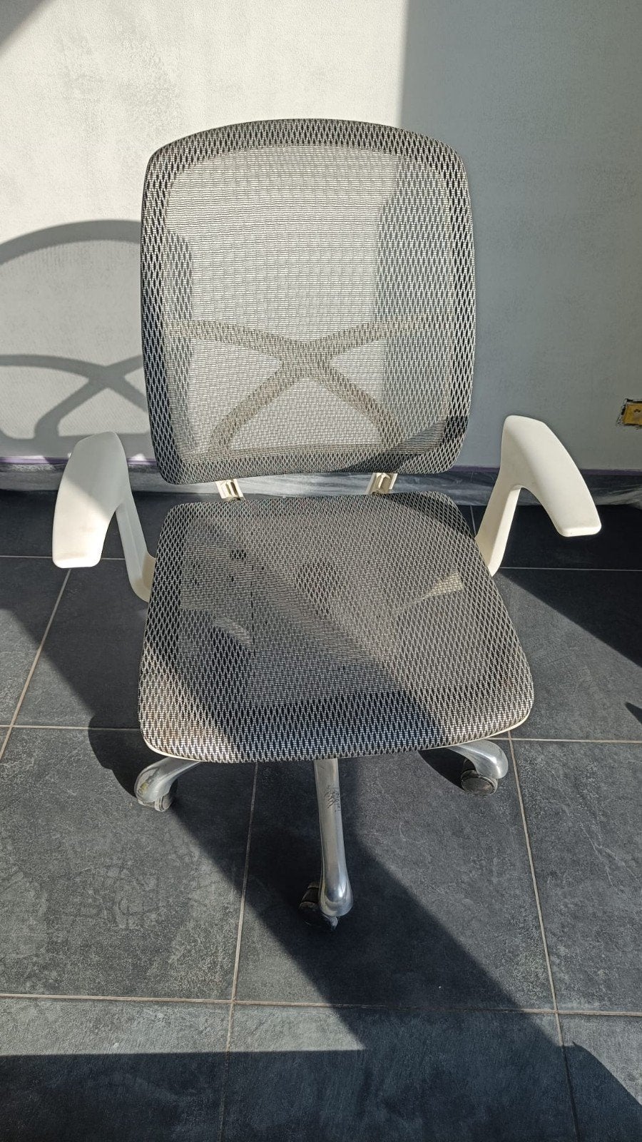 2 chaises de bureau ergonomiques blanc/gris — également disp, Enlèvement, Ergonomique, Gris, Chaise de bureau