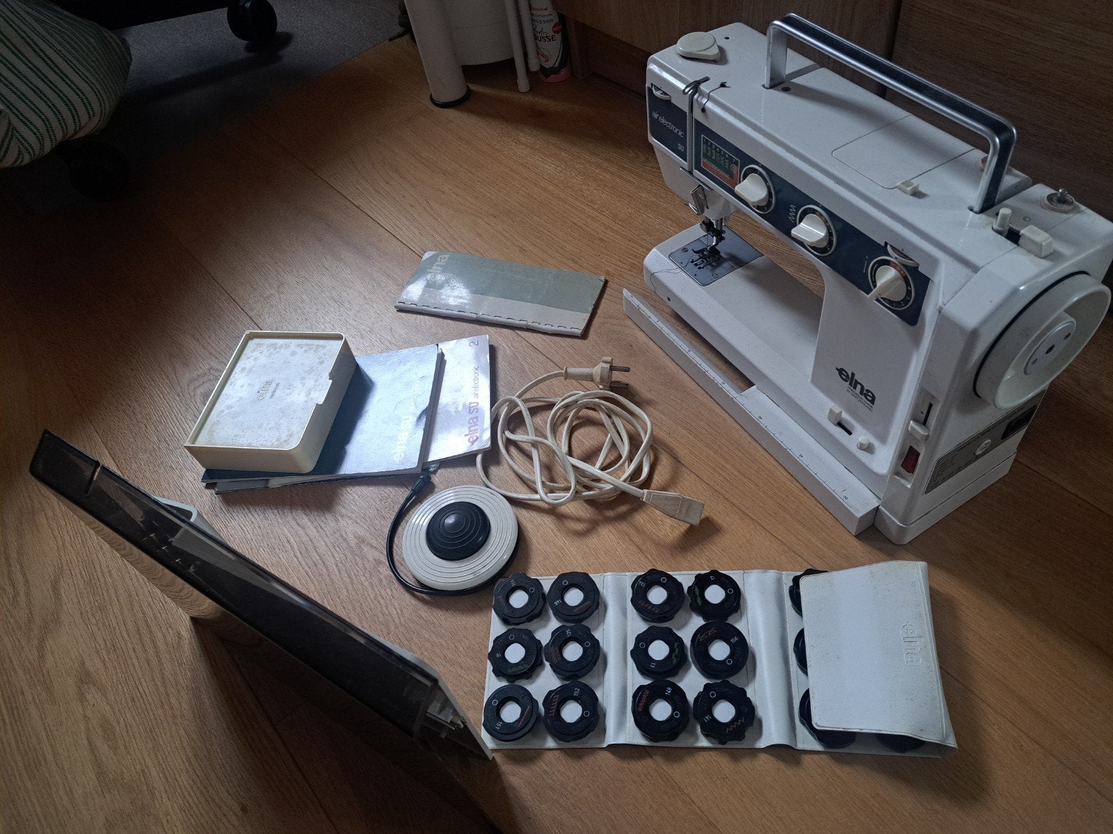 Machine a coudre Elna air electronic 1980, Hobby & Loisirs créatifs, Machines à coudre & Accessoires, Enlèvement, Accessoires