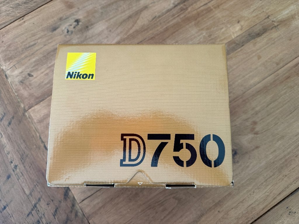 Nikon D750 - seulement 9 211 clics - parfait état, TV, Hi-fi & Vidéo, Chargeur, Enlèvement ou Envoi, Écran inclinable/pivotant