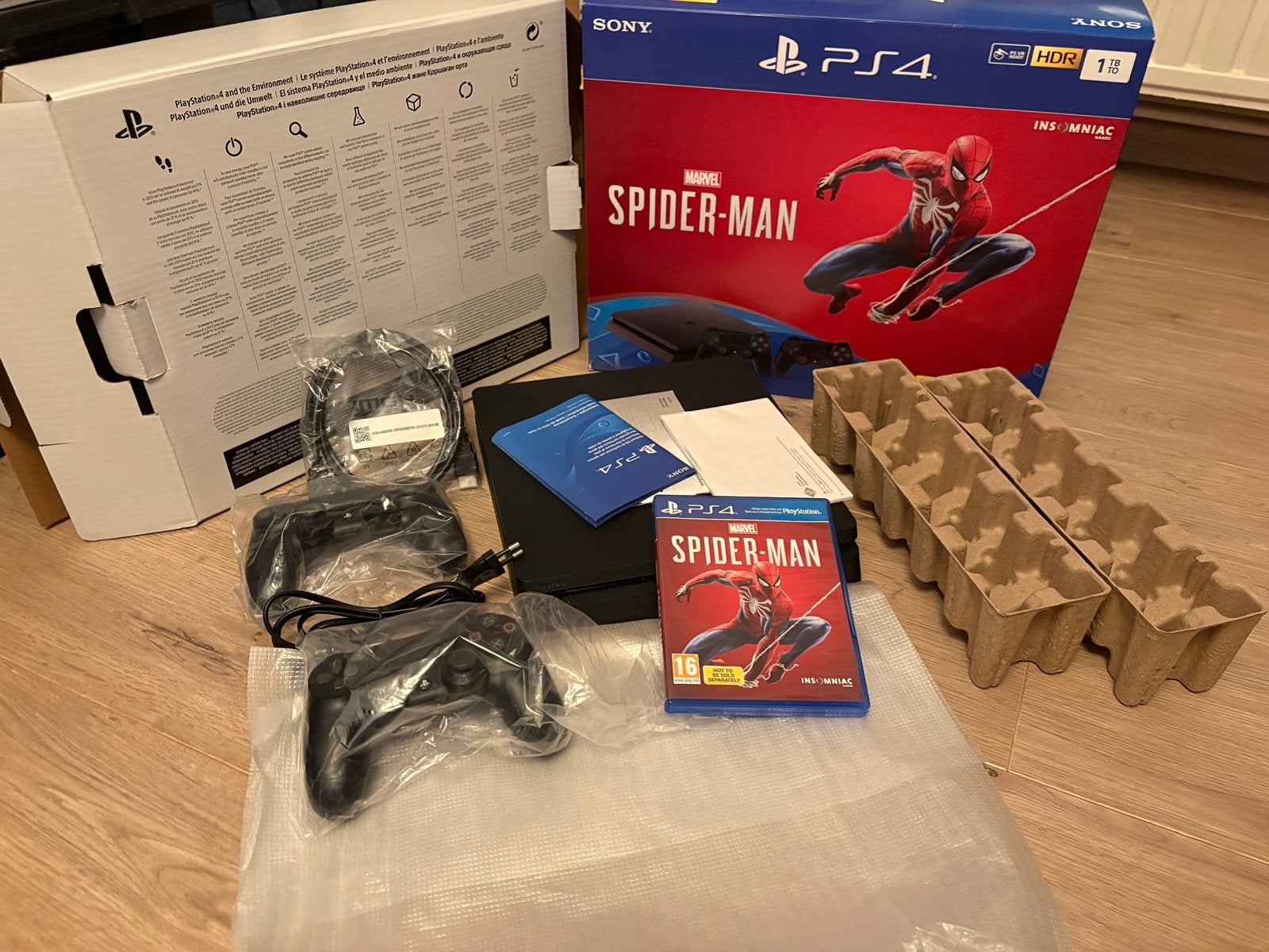 PS4 Slim 1TB In originele box + 2 Controllers + game &Kabels, Met 2 controllers, Ophalen of Verzenden, Zo goed als nieuw, 1 TB
