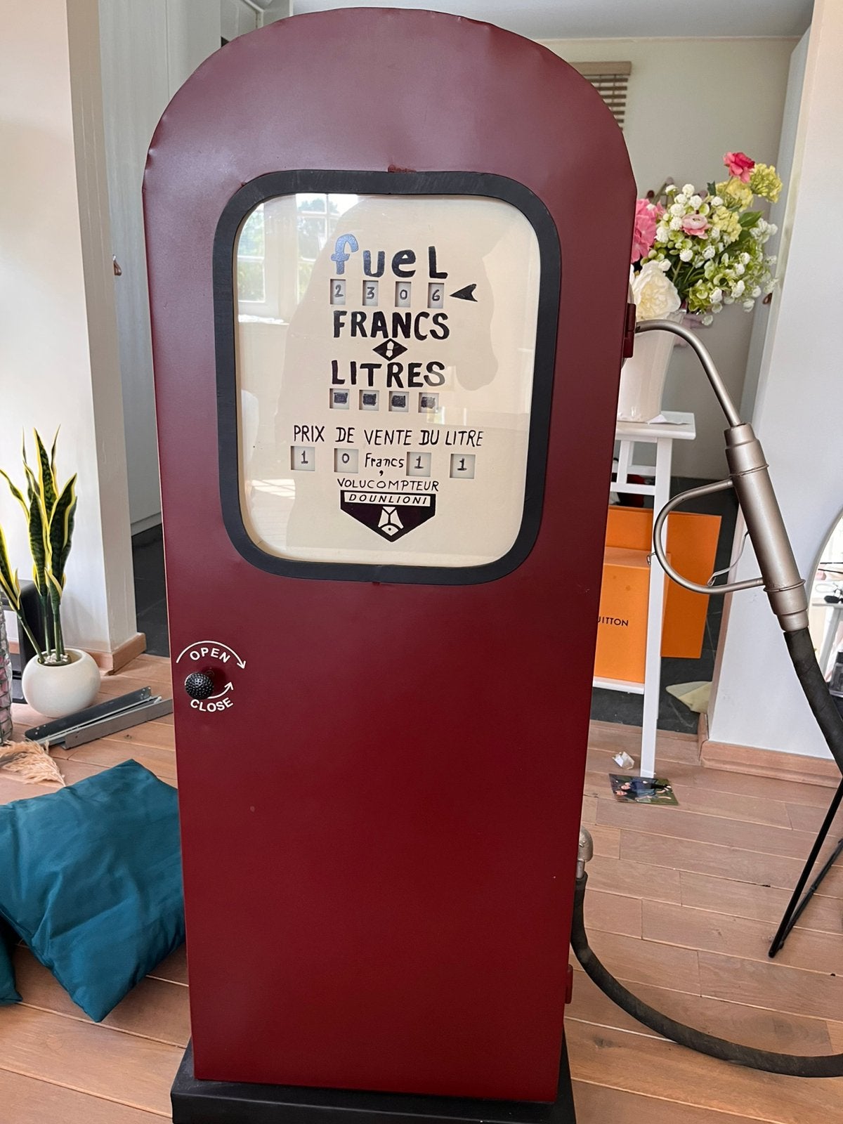 Benzinepomp kast decoratie, Huis en Inrichting, Ophalen, Zo goed als nieuw