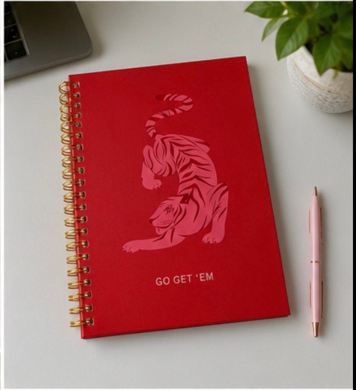 Go get Em Notebook de couleur rouge avec un tigre dessus., Divers, Enlèvement ou Envoi, Neuf