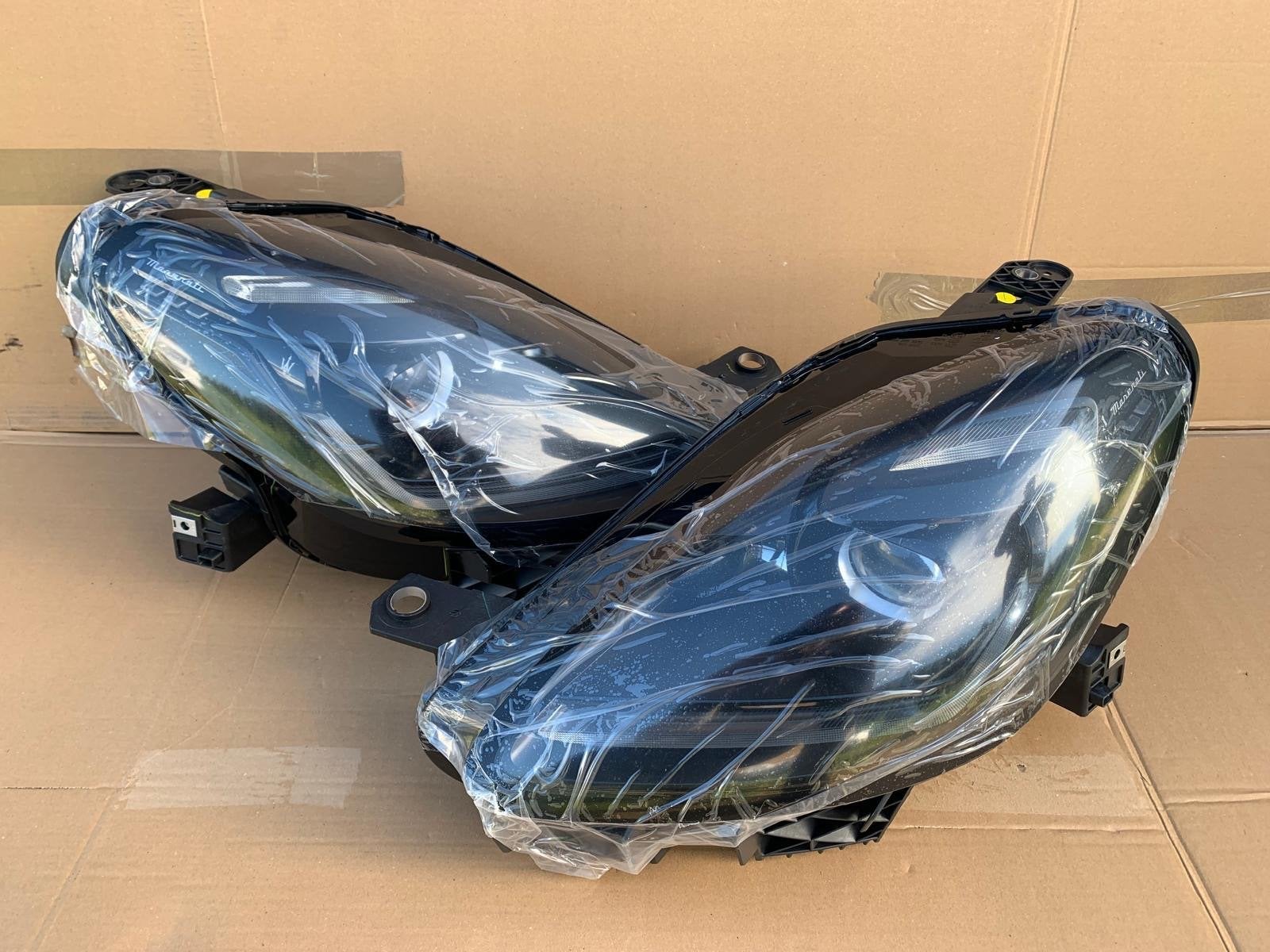 Masarati grecale koplamp set links rechts lamp, Viale Ciro Menotti 322
41121  Modena, IT, Maserati, Maserati S.p.A., Nieuw