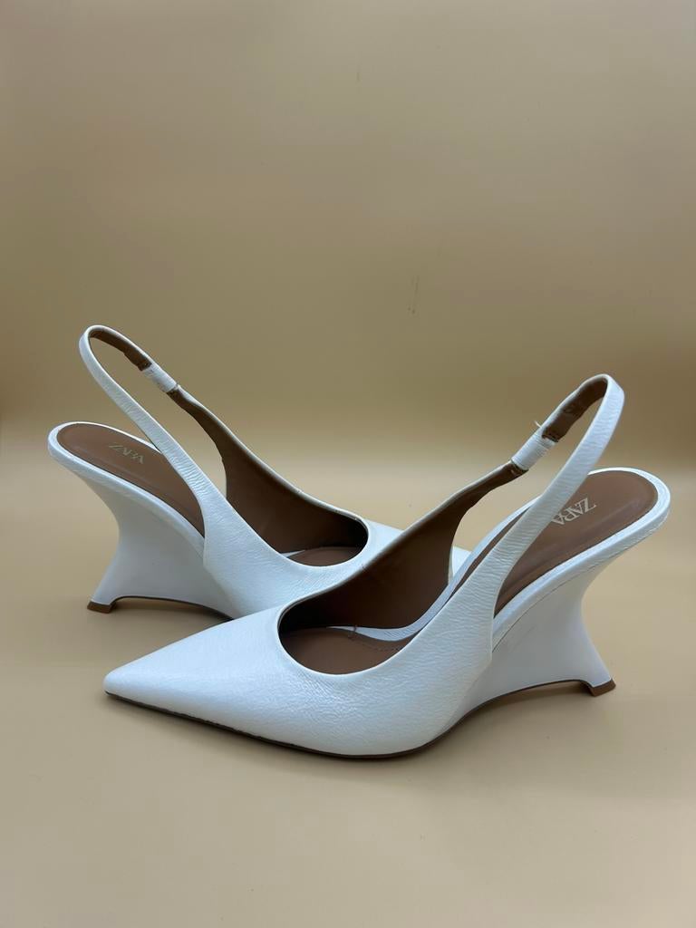 Witte slingbackpumps van Zara, asymmetrische hak, maat 37, Pumps, Wit, Ophalen of Verzenden, Zo goed als nieuw