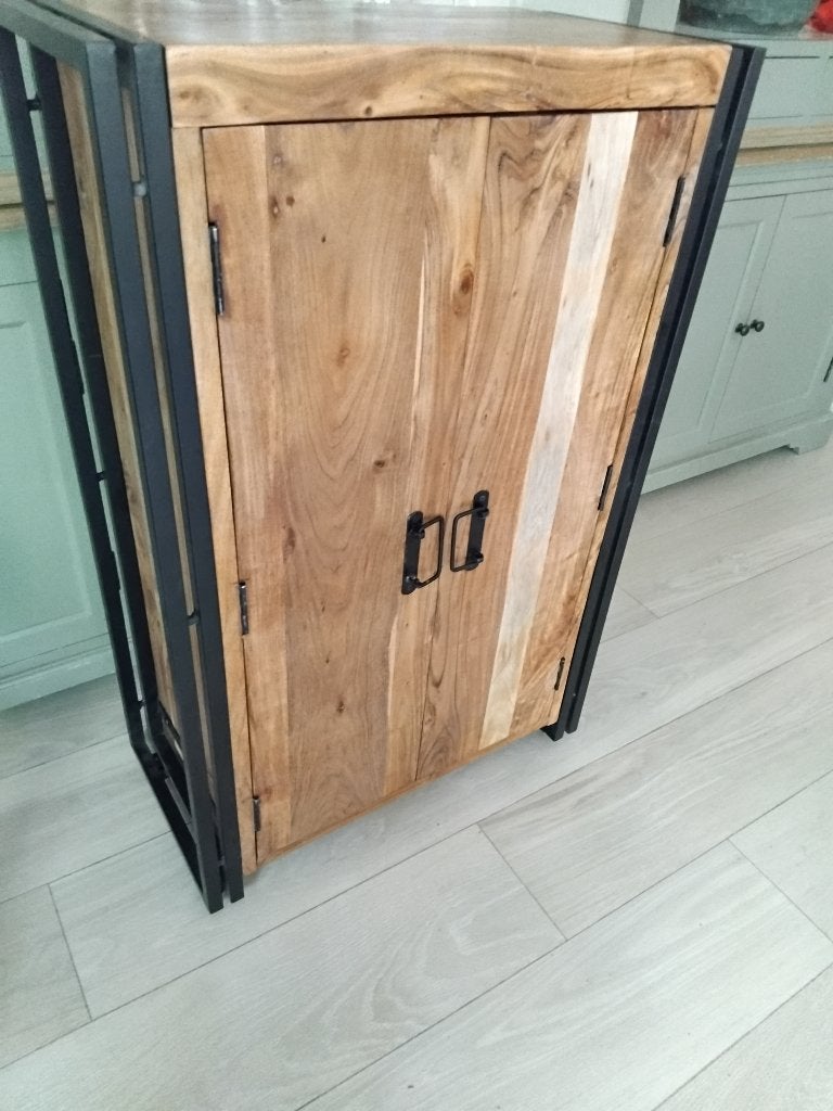 massief houten wandkast met staal, Ophalen, Zo goed als nieuw