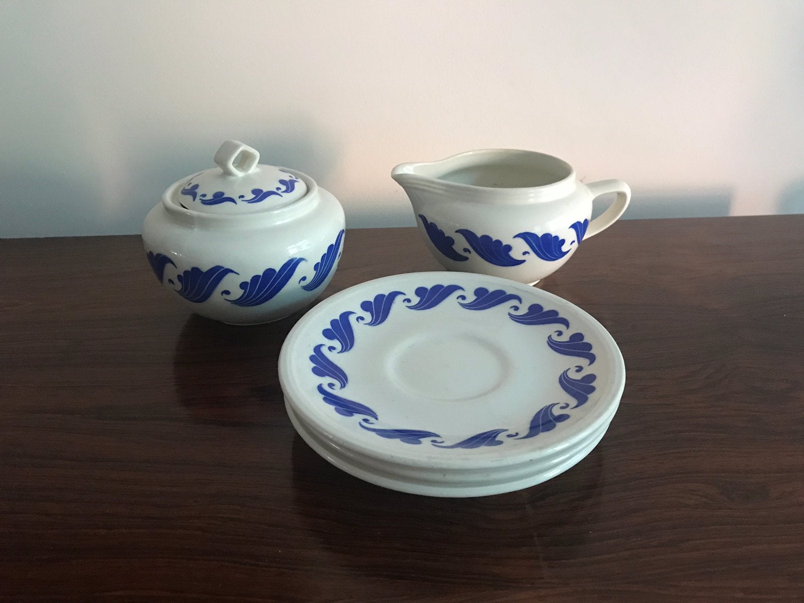 Boch bordjes melkkannetje suikerpot blauw blad decor, Antiek en Kunst, Ophalen of Verzenden