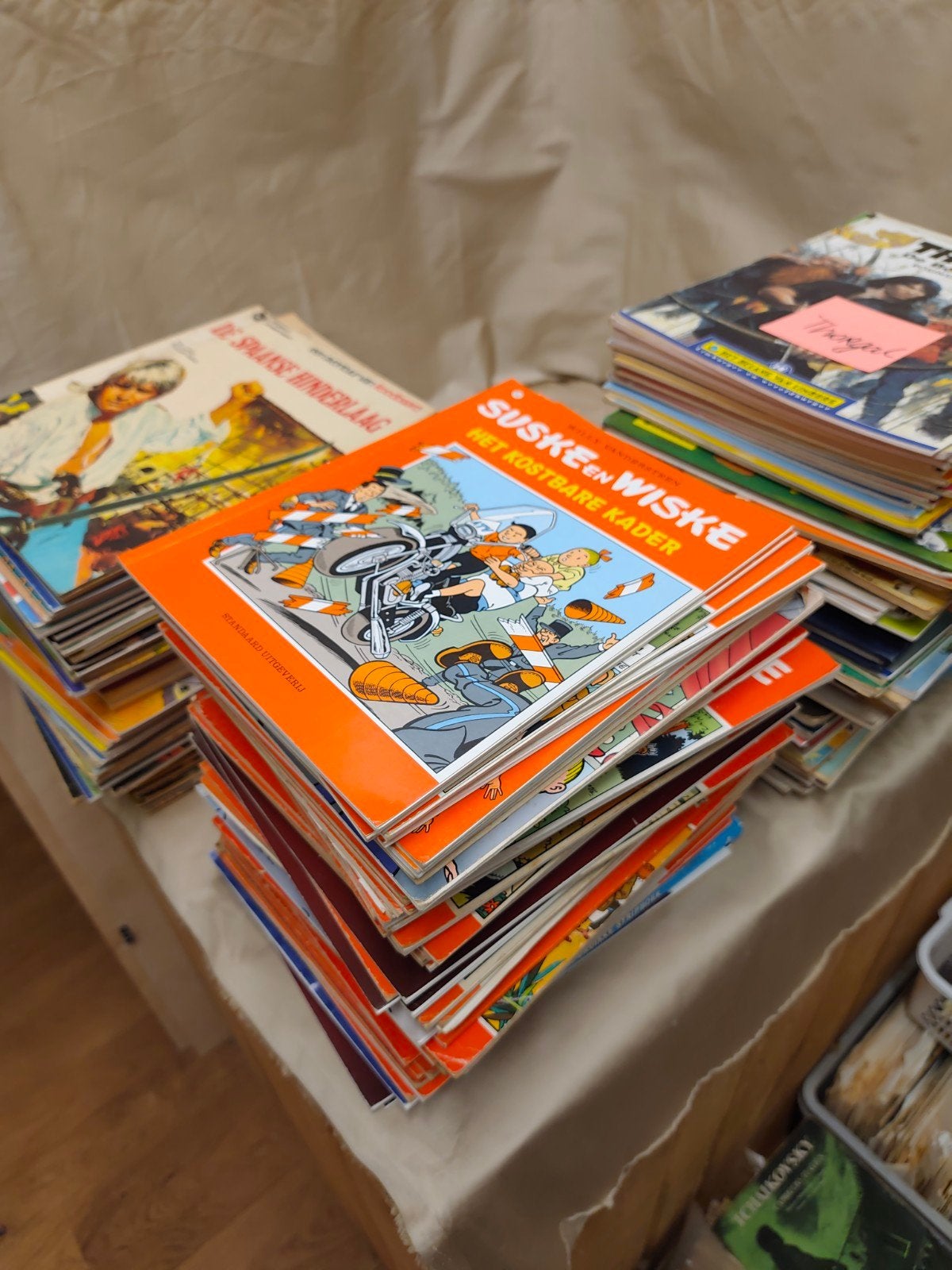 2 volle dozen met strips diverse, Ophalen