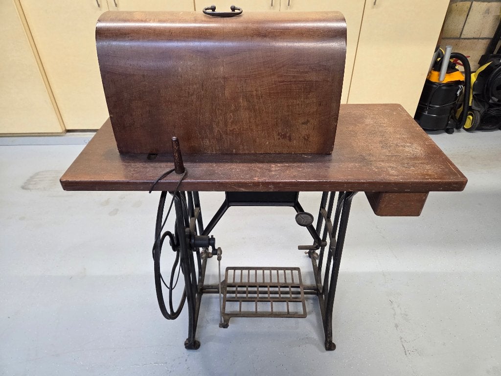 Antieke Columbia trapnaaimachine met houten meubel, Ophalen