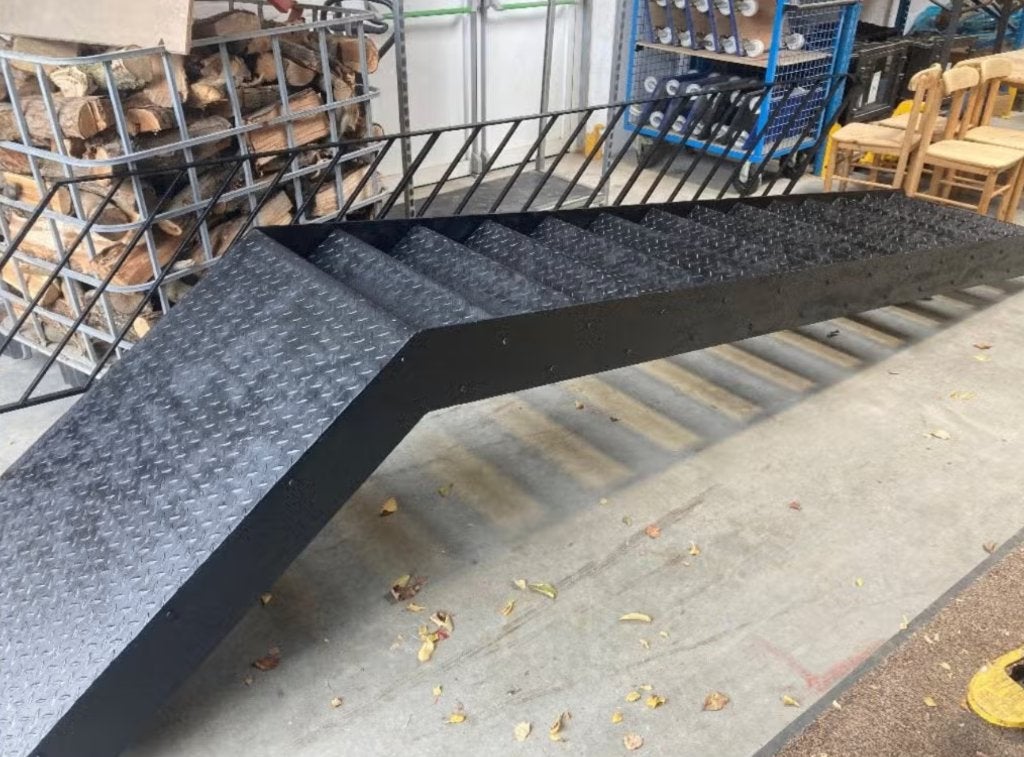 zwarte industrie trap met platform en leuning, Doe-het-zelf en Bouw, Ophalen, Trap