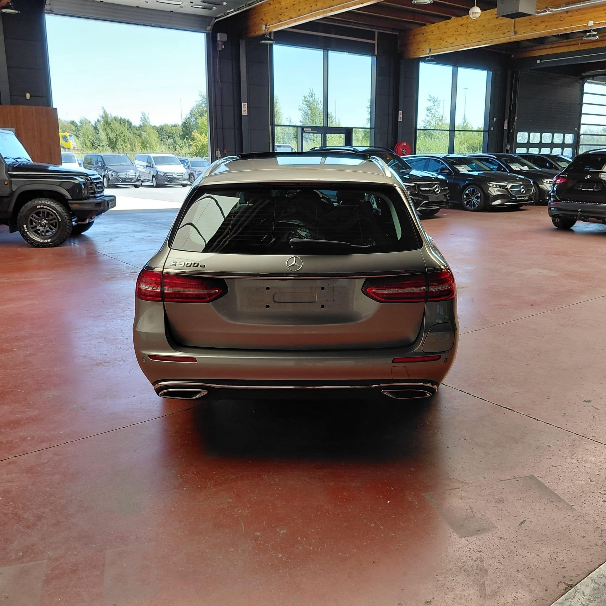 Mercedes-Benz E-klasse 300 e Break Luxury Line | Panoramisch, Argent ou Gris, Entreprise, Noir, 5 portes