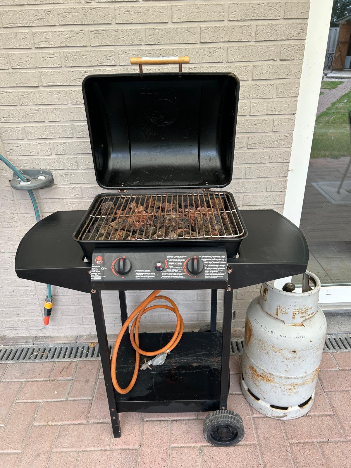 : Gas BBQ met zijtafels + gasfles  halfvol -, Tuin en Terras, Ophalen, Zo goed als nieuw
