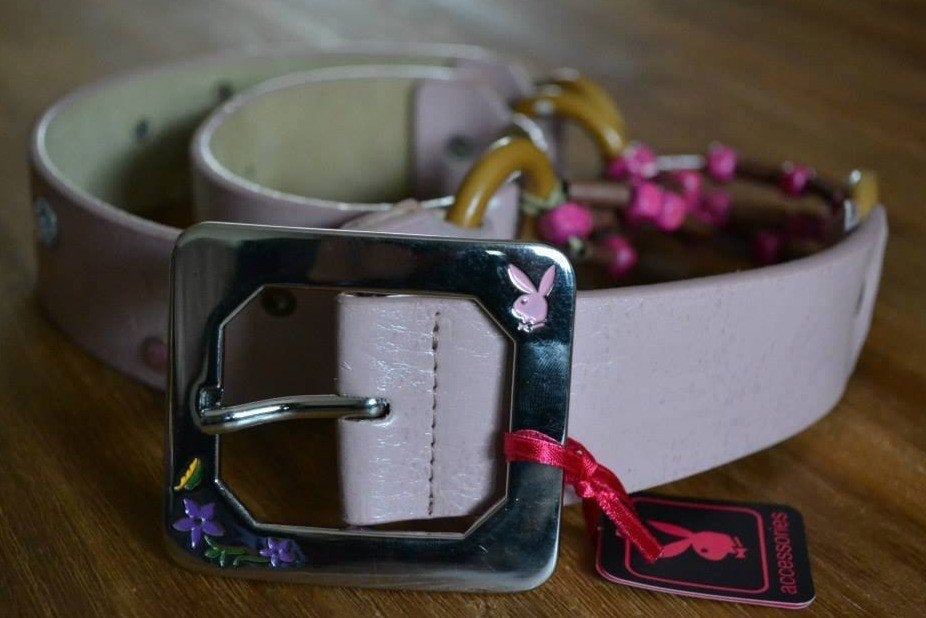 roze lederen riem van playboy, Kleding | Dames, 3 tot 5 cm, Verzenden, Playboy, 90 tot 100 cm